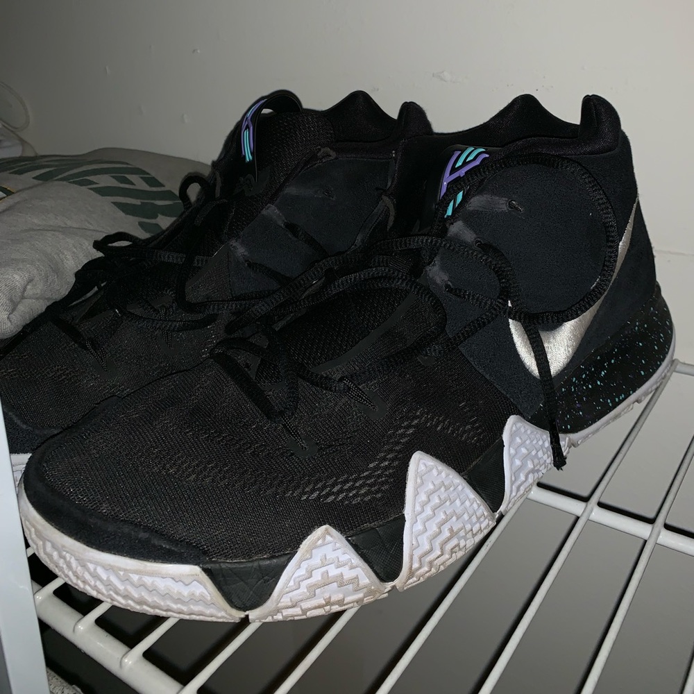 Kyrie 3 Basketball Shoes